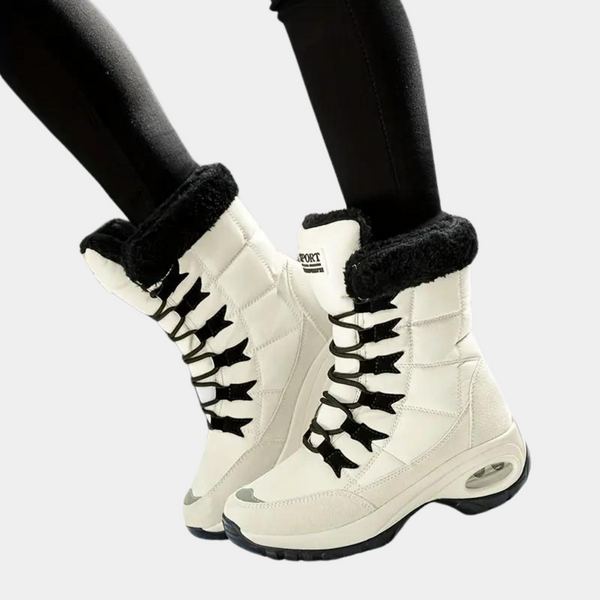 Witte winterlaarzen met zwarte veters en bontvoering, ideaal voor dames. Comfortabele, warme schoenen voor koude weersomstandigheden.
