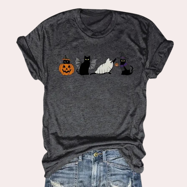 Donkergrijs T-shirt met Halloween-thema, featuring zwarte katten, pompoen en mummieprint. Perfect voor Halloween, casual en trendy stijl.
