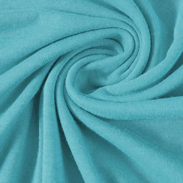 Turquoise katoenen stof in close-up, gedraaid in een spiraalpatroon. Perfect voor naaiprojecten, kleding en interieurdecoratie.
