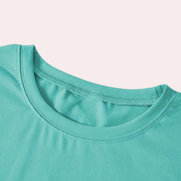 Turquoise katoenen T-shirt met ronde hals, close-up. Hoogwaardige stof, casual kleding, modetrend, comfortabel en stijlvol ontwerp.