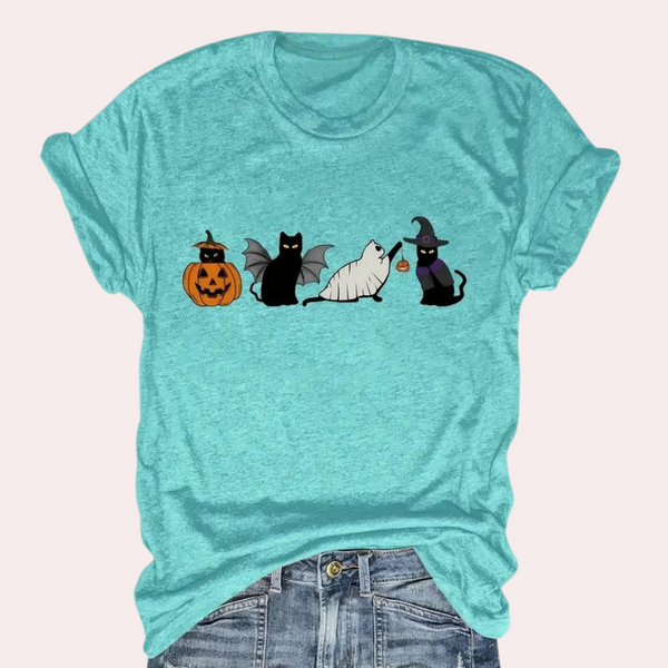 Turquoise T-shirt met Halloween-thema, featuring katten in kostuums naast een pompoen. Perfect voor Halloween, casual mode, kattenliefhebbers.