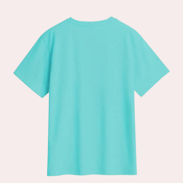 Achterkant van een lichtblauw T-shirt, katoenen stof, casual stijl, uniseks ontwerp, perfect voor zomerse mode en dagelijkse outfits.