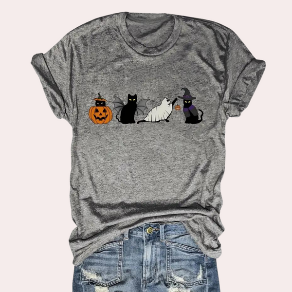 Grijs T-shirt met Halloween-thema, met cartoonkatten verkleed als pompoen, vleermuis, mummie en heks. Perfect voor Halloween mode.