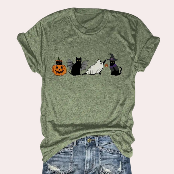 Olijfgroen T-shirt met Halloween-thema, katten verkleed als pompoen, vleermuis, mummie en heks. Perfect voor Halloween en kattenliefhebbers.