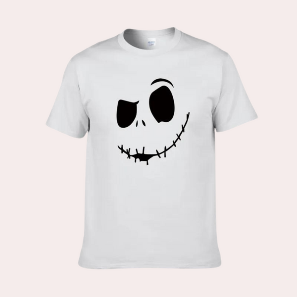 Witte T-shirt met zwart Jack Skellington gezicht, Halloween design, unisex, casual kleding, katoen, comfortabele pasvorm, populaire filmkarakter.