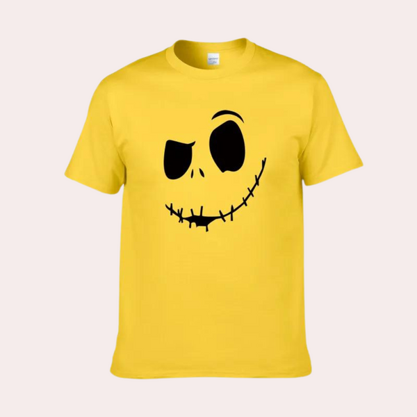 Gele T-shirt met zwarte, grijnzende schedelprint, unisex design, casual mode, katoen, perfect voor Halloween of dagelijks gebruik.