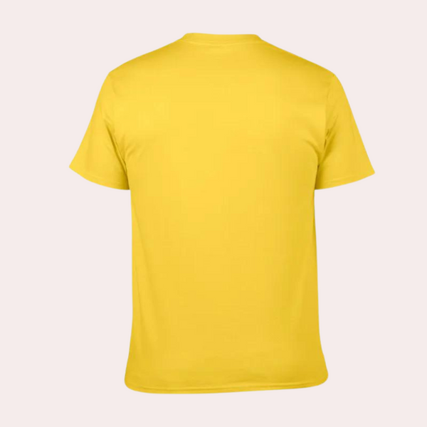 Gele katoenen T-shirt, uniseks, achterkant, effen ontwerp, casual kleding, comfortabele pasvorm, modetrend, zomeroutfit, kledingstuk.