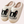Witte pluche pantoffels met geborduurd hondenmotief, comfortabele binnenvoering, perfect voor thuisgebruik. Ideaal voor winterse warmte en stijl.