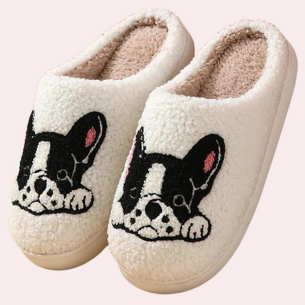 Witte pluche pantoffels met geborduurd hondenmotief, comfortabele binnenvoering, perfect voor thuisgebruik. Ideaal voor winterse warmte en stijl.