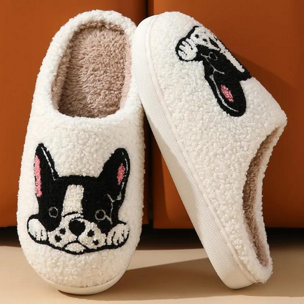 Witte pluche pantoffels met geborduurd hondenmotief, comfortabele binnenvoering, antislip zool. Perfect voor binnengebruik, warme voeten.