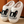Witte pluche pantoffels met schattige Franse bulldog print, warme voering, antislip zool. Perfect voor comfort en stijl in huis.