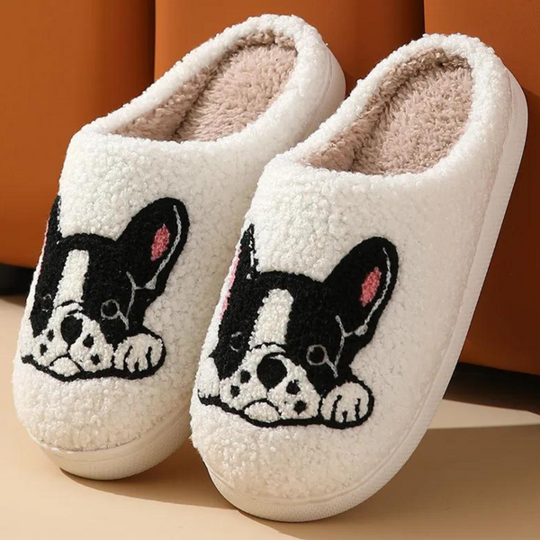 Witte pluche pantoffels met schattige Franse bulldog print, warme voering, antislip zool. Perfect voor comfort en stijl in huis.