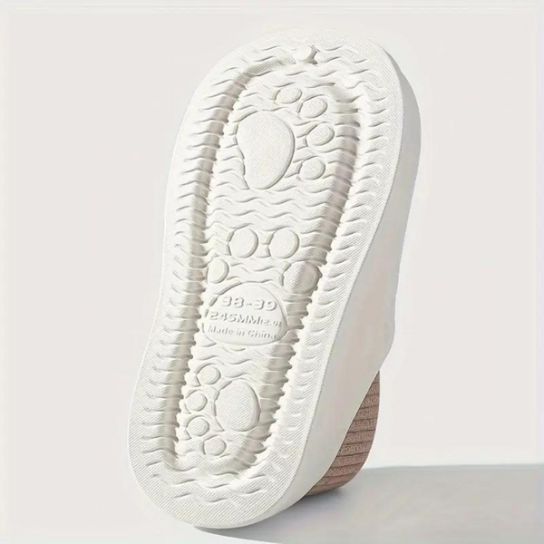 Witte rubberen zool van een slipper met antislipprofiel, maat 38-39, gemaakt in China. Comfortabele, duurzame slippers voor dagelijks gebruik.