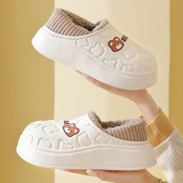 Witte pluche pantoffels met berenprint, antislip zool en warme voering. Perfect voor wintercomfort en huiselijk gebruik. Unisex design.