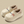 Beige kinderpantoffels met berenmotief, pluche voering en antislipzool. Comfortabele en warme sloffen voor kinderen. Perfect voor thuisgebruik.
