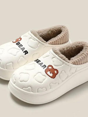 Witte kindersloffen met berenmotief, pluche voering en antislipzool. Perfect voor binnen, comfortabel en warm. Ideaal voor peuters en kleuters.