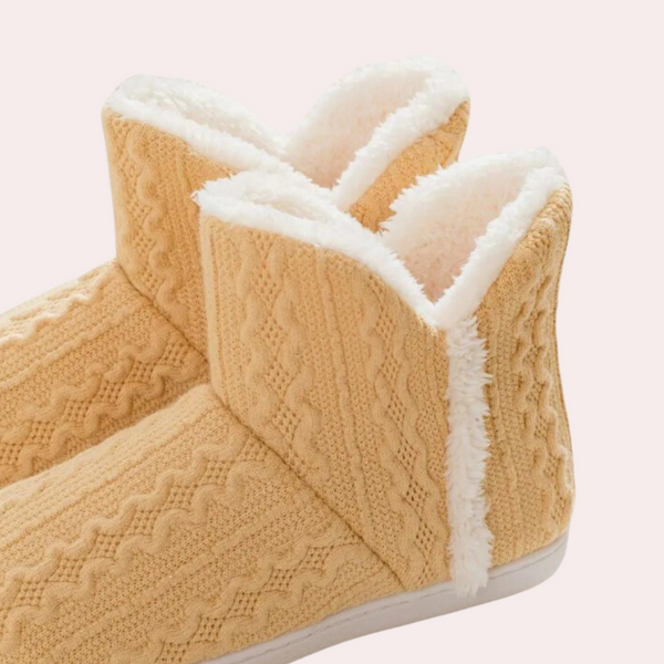 Beige gebreide pantoffels met witte pluche voering, antislip zool. Warme winter sloffen voor dames, comfortabel en stijlvol huis schoeisel.