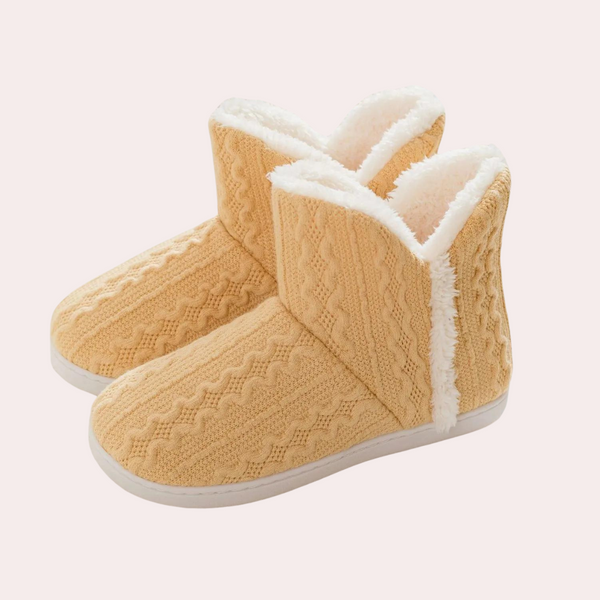 Beige gebreide pantoffels met witte voering, warme winter sloffen, antislip zool, comfortabele huisschoenen, perfect voor koude dagen.