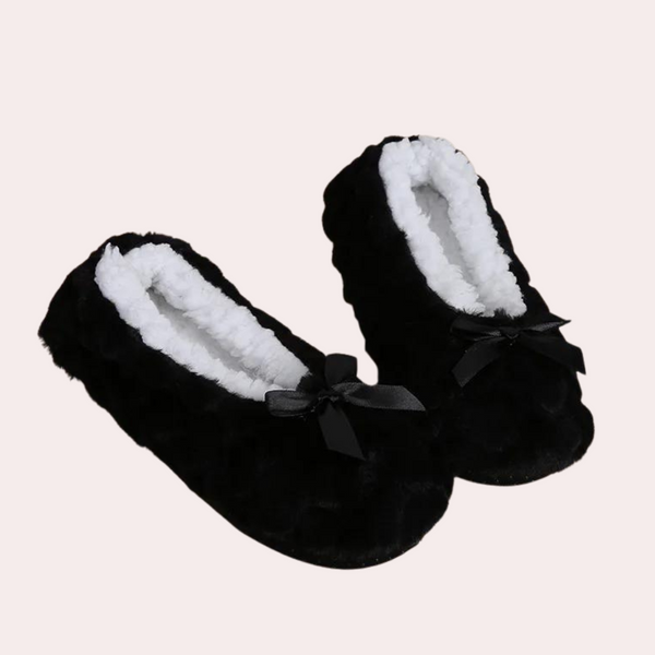 Zwarte pantoffels met witte voering en strikje, comfortabele dames huisschoenen, warme winter sloffen, ideaal voor thuisgebruik.