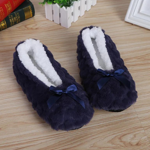 Donkerblauwe dames pantoffels met witte voering en strik, pluche materiaal, comfortabele huisschoenen, perfect voor winterse warmte en stijl.