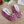 Roze pluche pantoffels met witte voering en strikje, perfect voor dames. Comfortabele huisschoenen, ideaal voor koude dagen. Stijlvol en warm.