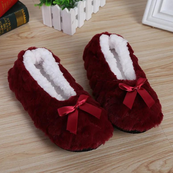 Bordeauxrode pluche pantoffels met witte voering en rode strik, perfect voor dames, comfortabel en stijlvol, ideaal voor thuisgebruik.