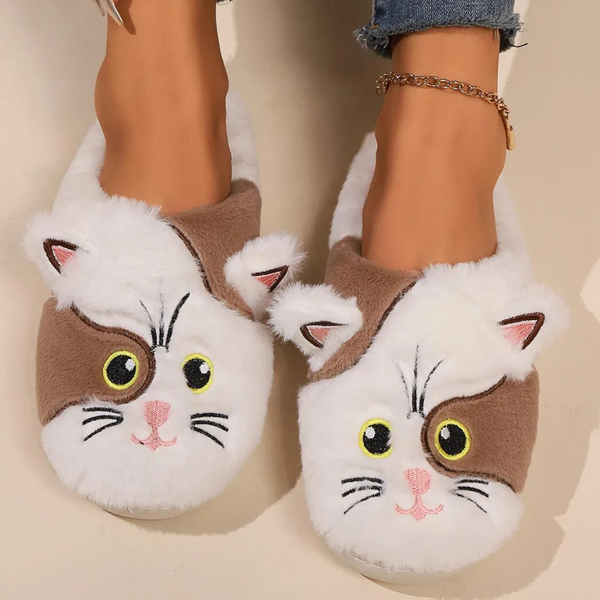 Pluche pantoffels met schattig kattengezicht, bruine en witte kleuren, perfect voor dames. Comfortabele, warme sloffen voor thuisgebruik.
