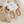 Witte pluche pantoffels met bruine strik, comfortabele dameshuisschoenen, warme wintermode, antislip zool, perfect voor thuisgebruik.