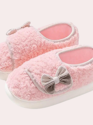 Roze pluche kindersloffen met strik, antislip zool, comfortabel en warm, perfect voor thuisgebruik. Ideaal voor meisjes, winterseizoen.