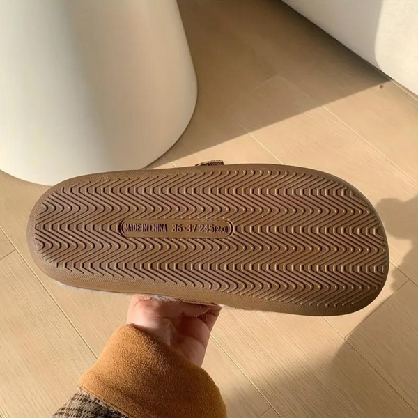 Bruine rubberen zool van een slipper met visgraatpatroon, maat 36-37, gemaakt in China. Perfect voor casual zomeroutfits en strandwandelingen.