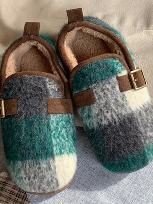 Groene en grijze wollen pantoffels met gesp, warme voering en geruit patroon, perfect voor wintercomfort en stijl.