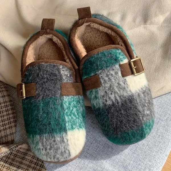 Groene en grijze wollen pantoffels met gesp, warme voering en geruit patroon, perfect voor wintercomfort en stijl.
