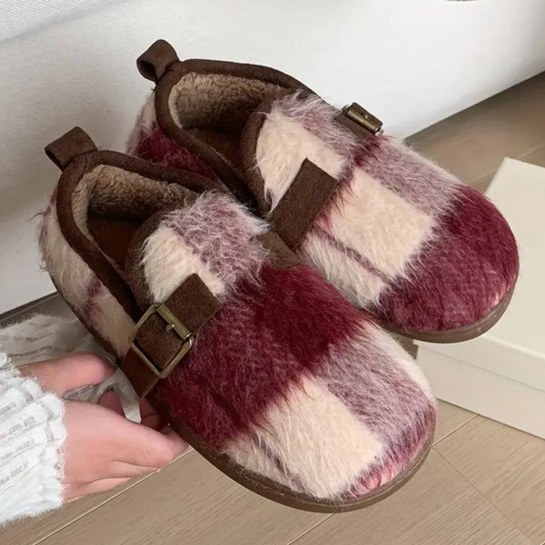 Rode en beige geruite pantoffels met bontvoering en gesp, perfect voor wintercomfort. Warme, stijlvolle huisschoenen voor dames.