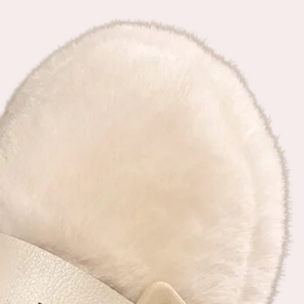 Witte pluchen pantoffel met zachte textuur, detailopname. Comfortabele damespantoffel, ideaal voor thuisgebruik. Luxe en warme uitstraling.