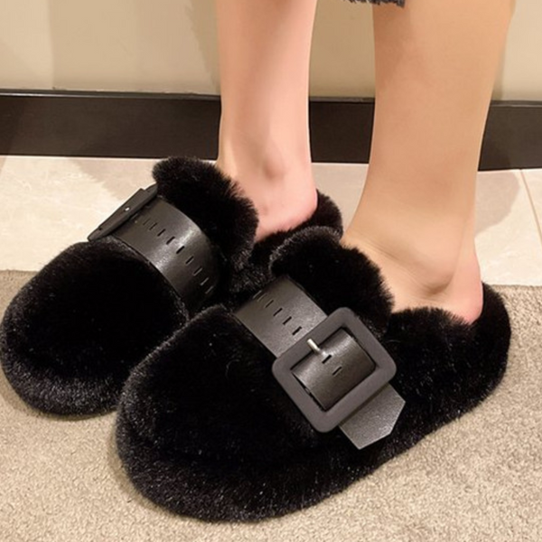 Zwarte pluche pantoffels met grote gesp, comfortabele damesmode, warme winterhuispantoffels, trendy schoeisel voor binnenshuis.