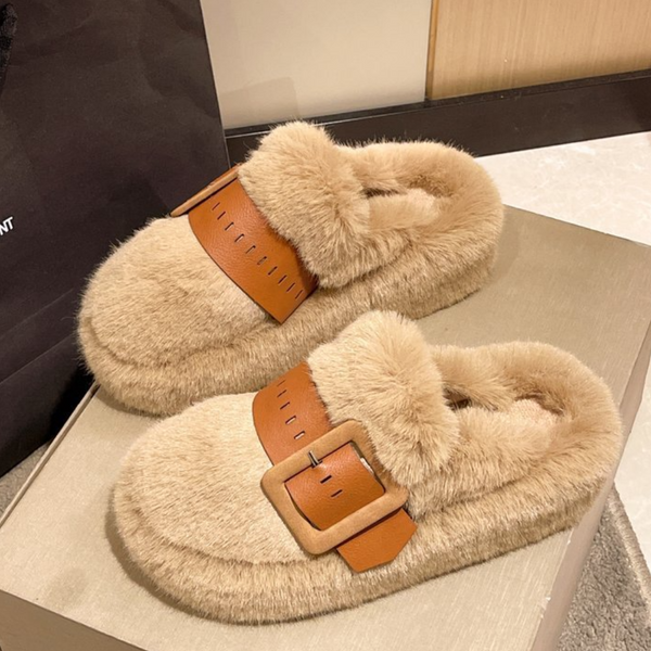 Pluche pantoffels met bruine leren riem, comfortabele dames slippers, warme wintermode, beige bont, stijlvolle huisschoenen, luxe design.
