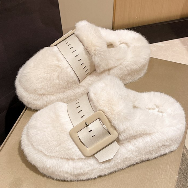 Witte pluche pantoffels met grote gesp, comfortabele dames slippers, trendy wintermode, zachte voering, perfect voor thuisgebruik.