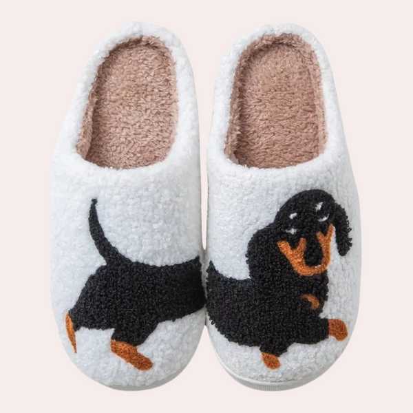 Witte pantoffels met teckelmotief, pluche binnenkant. Comfortabele, warme sloffen voor thuis. Perfect voor hondenliefhebbers.