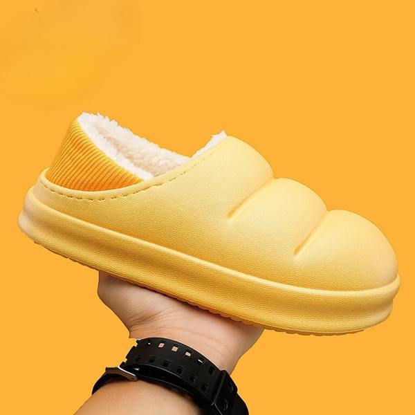 Gele pluche pantoffel met dikke zool, comfortabel en warm, perfect voor thuisgebruik. Trendy design, ideaal voor koude dagen.