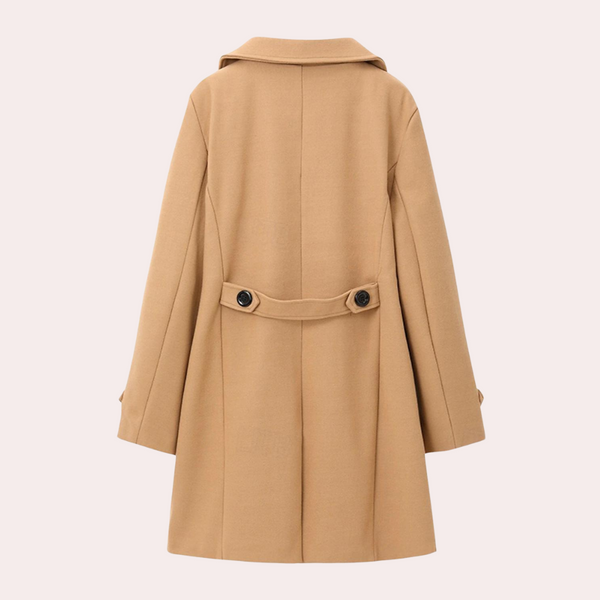 Camelkleurige damesjas met riemdetail en knopen, gemaakt van wolmix. Stijlvolle winterjas, ideaal voor modieuze en warme winteroutfits.
