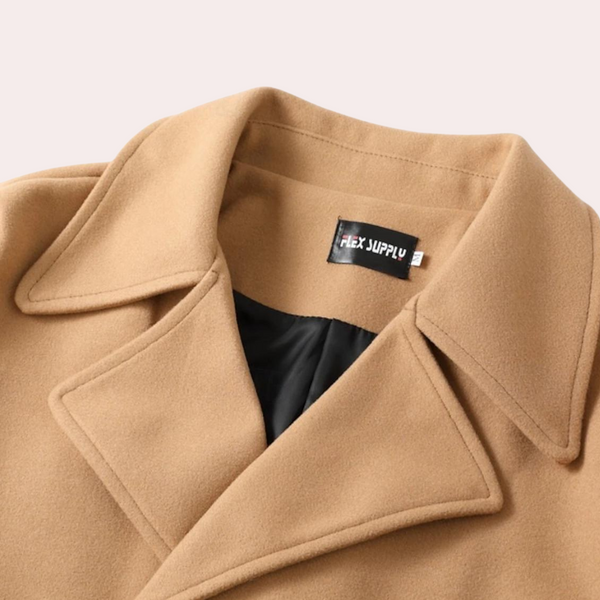 Camelkleurige wollen jas met brede revers en zwarte voering, Flex Supply label zichtbaar. Stijlvolle herenkleding, wintermode, hoogwaardige stof.