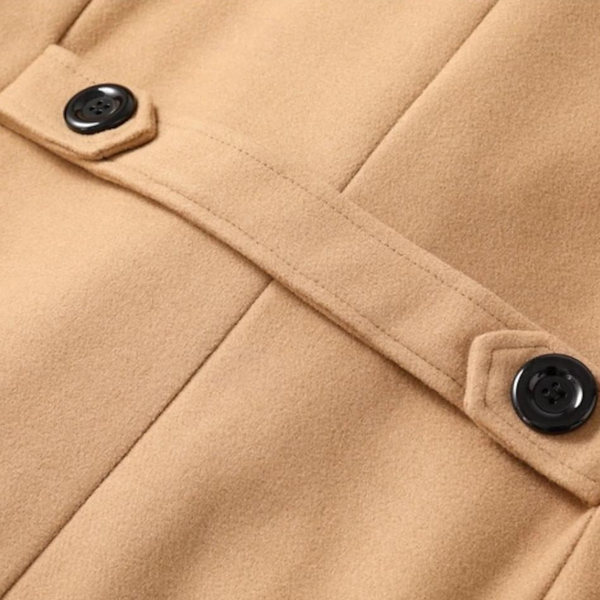 Beige wollen jas met zwarte knopen, close-up. Stijlvolle wintermode, hoogwaardige stof, elegant ontwerp. Perfect voor koude seizoenen.