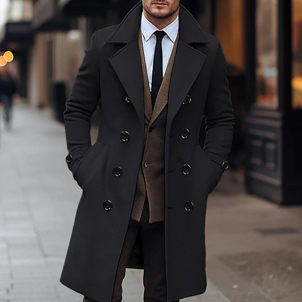 Stijlvolle man in zwarte wollen overjas, bruine blazer en stropdas, wandelend in stedelijke straat. Herfstmode, herenmode, elegante kleding.
