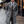 Stijlvolle man in grijze wollen overjas, dubbele rij knopen, formele kleding, stadsstraat. Herfstmode, herenmode, elegante jas.