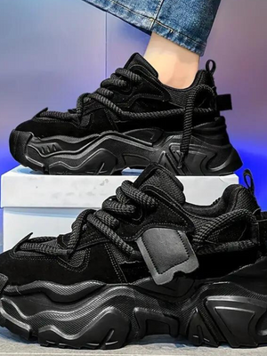 Zwarte chunky sneakers met dikke zool, veters en opvallend design. Populair in streetwear mode. Perfect voor casual en trendy outfits.