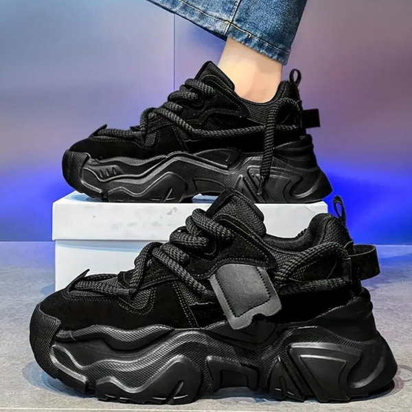 Zwarte chunky sneakers met dikke zool, veters en opvallend design. Populair in streetwear mode. Perfect voor casual en trendy outfits.