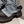 Zwarte leren laars met metalen gespen en knopen, denim details, stevige zool. Modieuze dameslaars, robuust design, trendy schoenen.