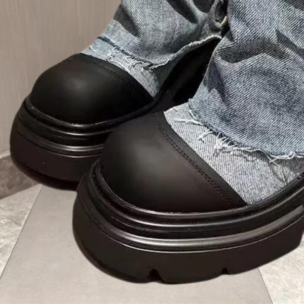 Zwarte leren platformlaarzen met dikke zolen en denim details, modieuze dameslaarzen, trendy schoenen, casual stijl, comfortabele pasvorm.