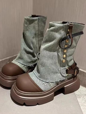 Groene denim laarzen met dikke bruine zolen en metalen studs, modieuze dameslaarzen, trendy schoenen, unieke stijl, casual en stoer design.