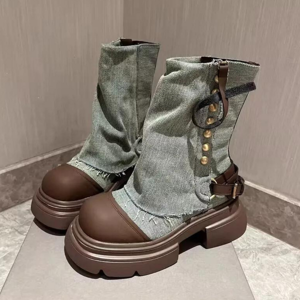 Groene denim laarzen met dikke bruine zolen en metalen studs, modieuze dameslaarzen, trendy schoenen, unieke stijl, casual en stoer design.
